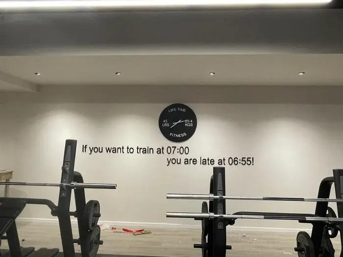 LIFE TIME – Wall Decoration — projekt reklamues i realizuar nga Agolli Reklama